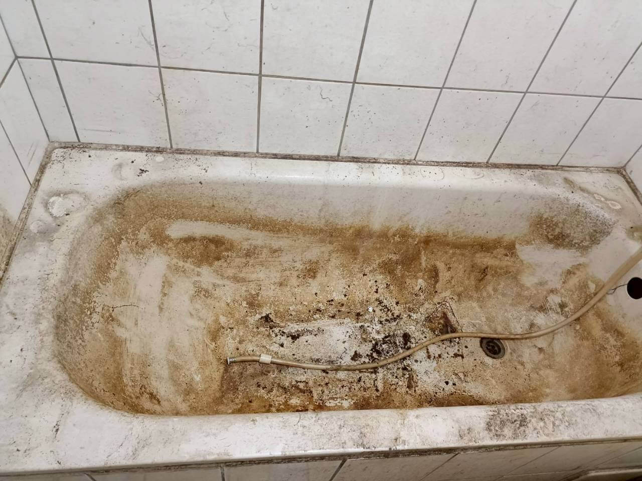 浴缸與磁磚清潔前的污垢狀況