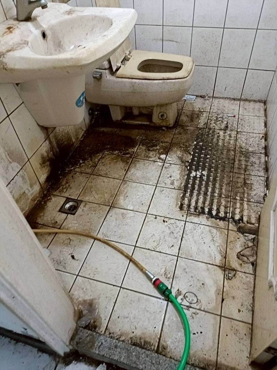 浴廁深度清潔前的重污垢狀況