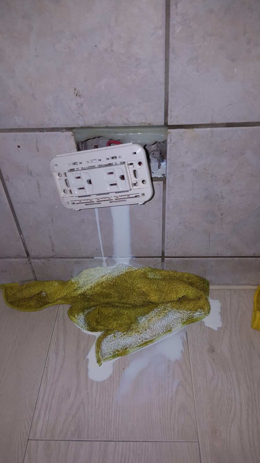 漏水從插座位置流出的現場實拍