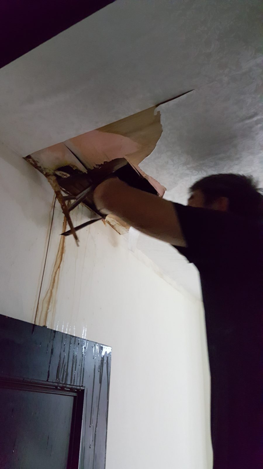 天花板漏水點局部開孔檢查現場實拍