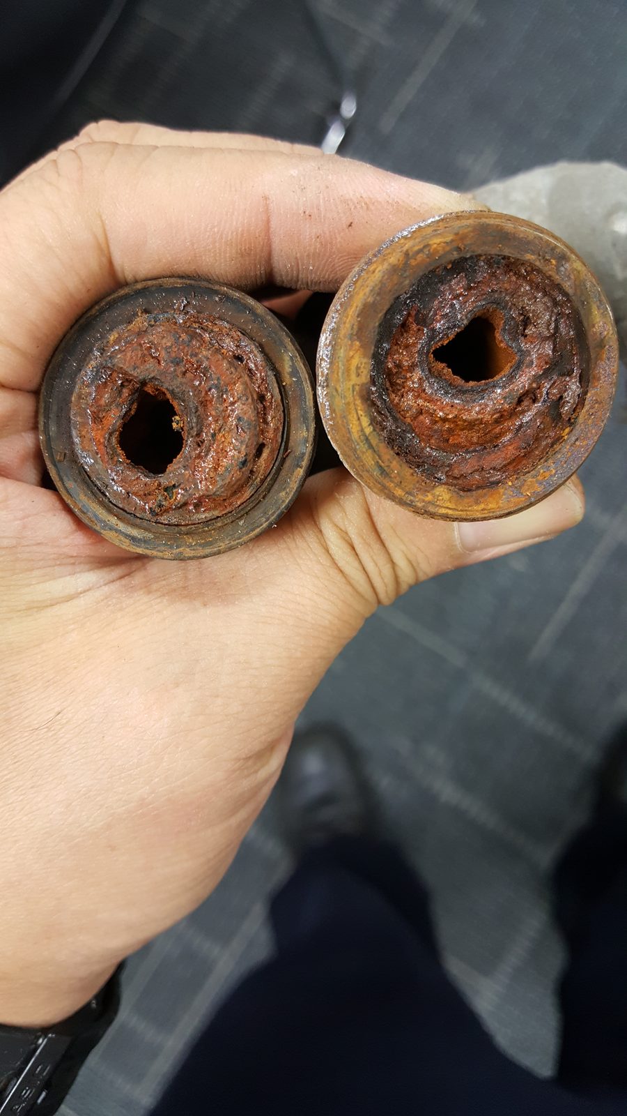 老舊管件內部鏽蝕與沉積堵塞實拍