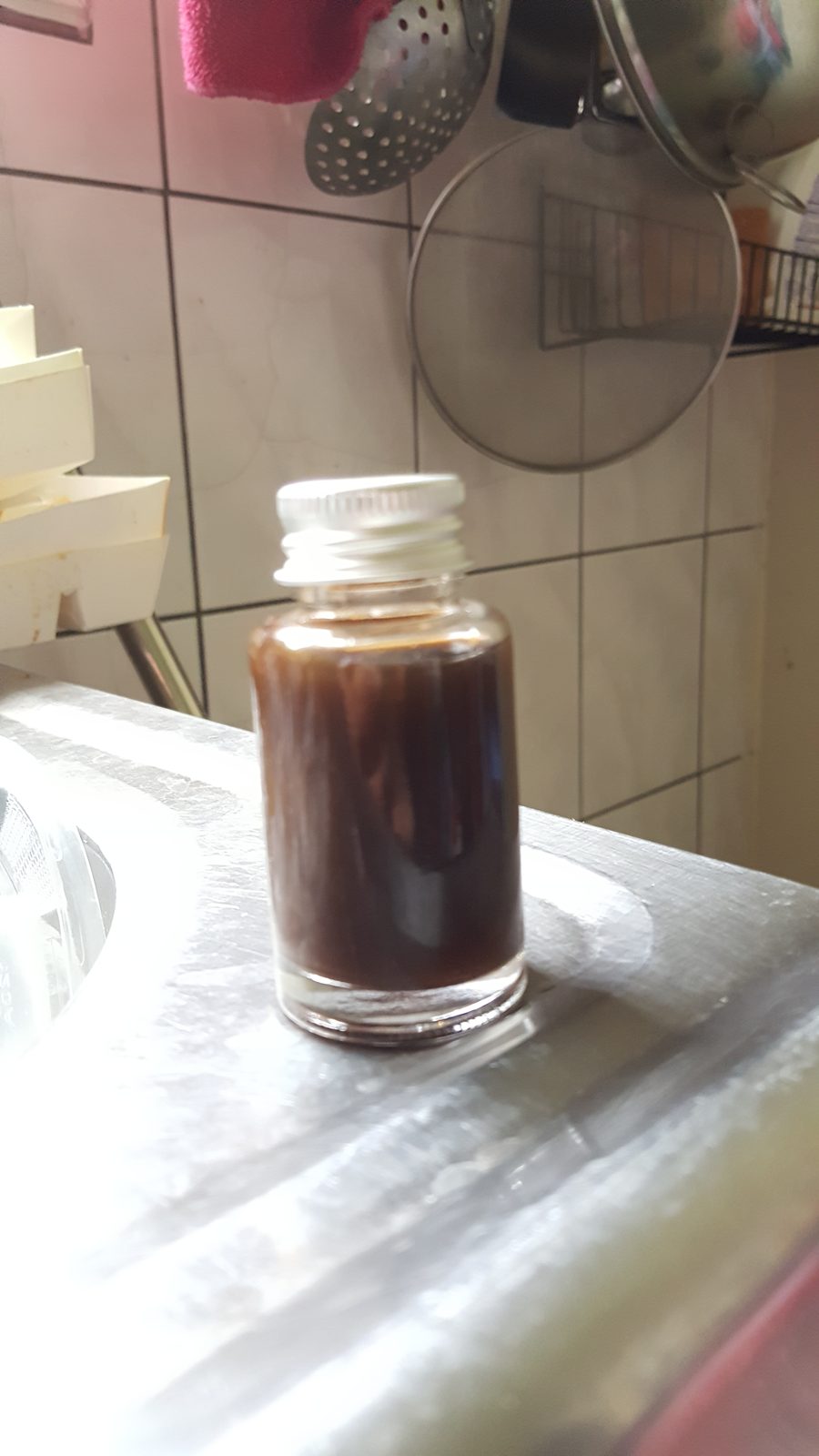 水管作業後收集的深色排出物實拍